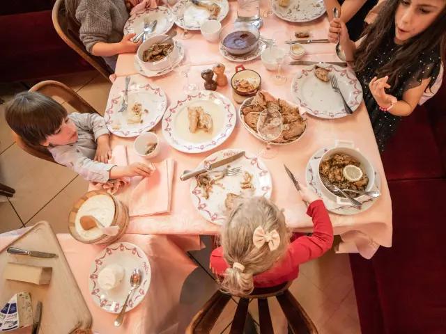 Enfants à table restaurant