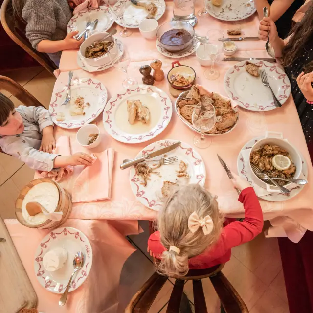 Enfants à table restaurant