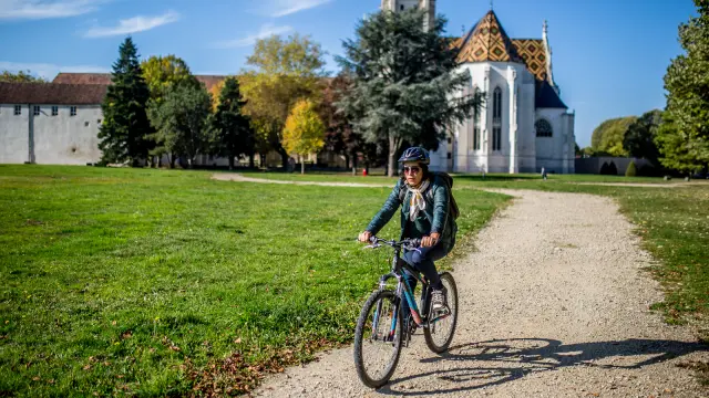 Vélo aux arrières du monastère royal de Brou
