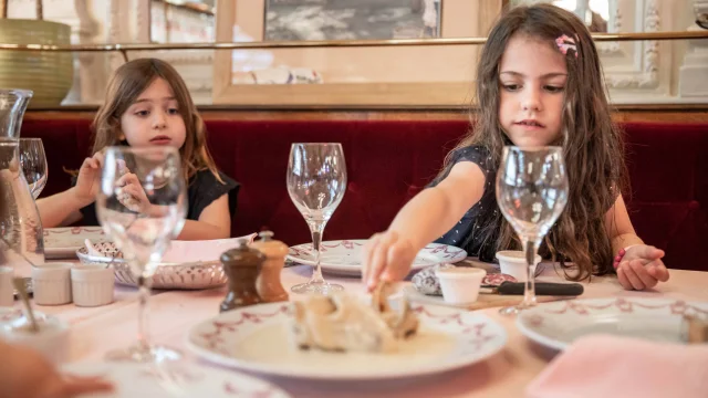 Enfants à table restaurant