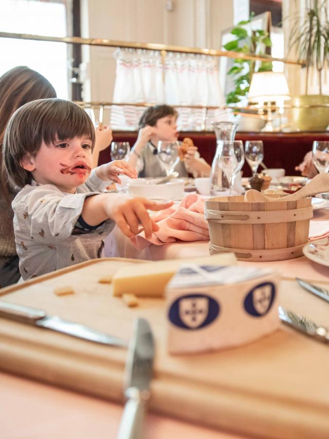 Enfants à table restaurant
