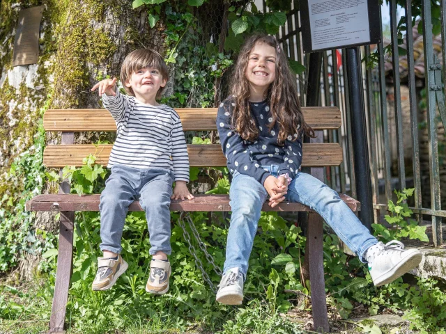 Enfants sur un banc