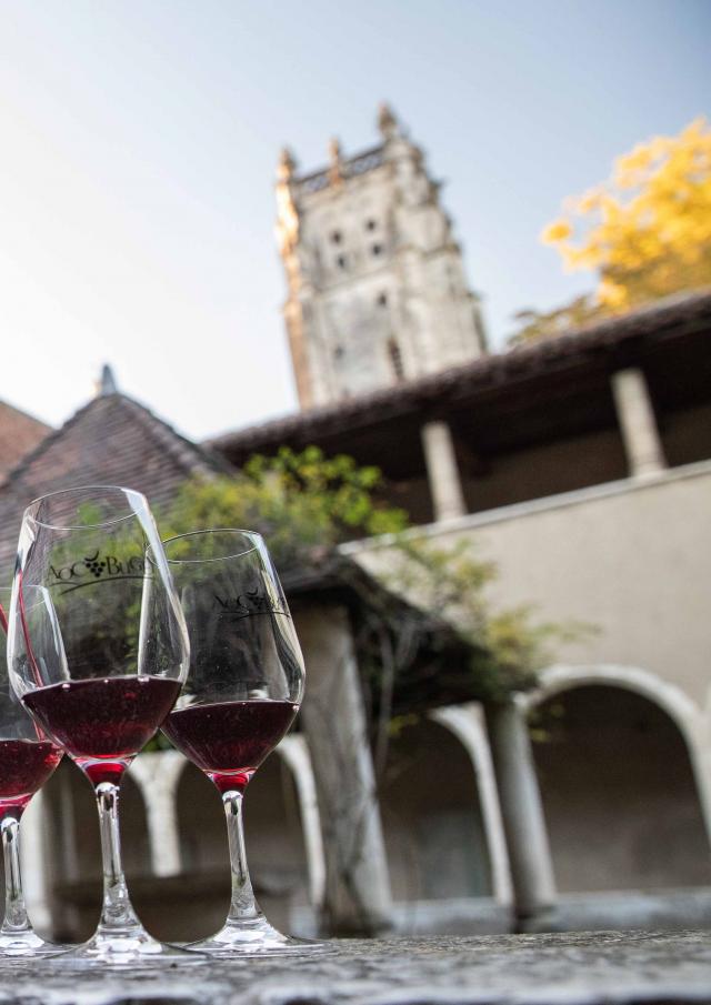 Tourisme dans le vignoble du Revermont : dégustation sur le site de l'église de Brou