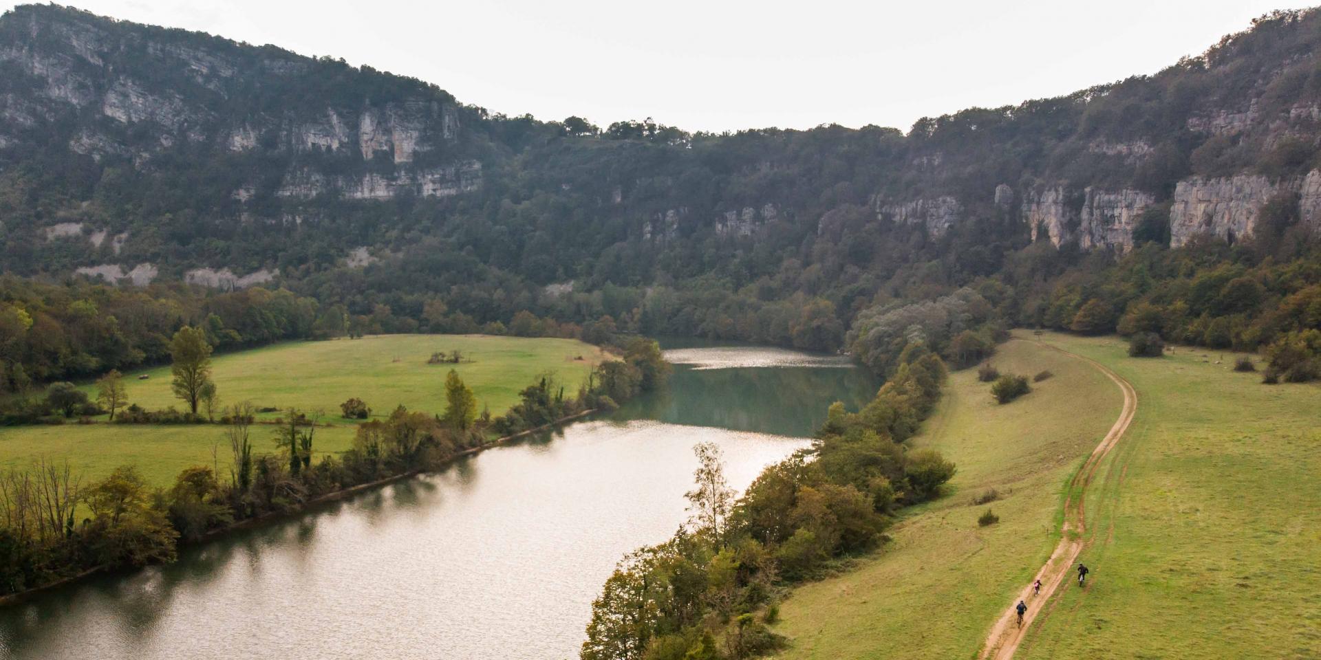 sentier VTT le long de la rivière d'Ain, au pied du rocher du Jarbonnet. Vue sur les gorges de l'Ain. Bourg-en-Bresse destinations