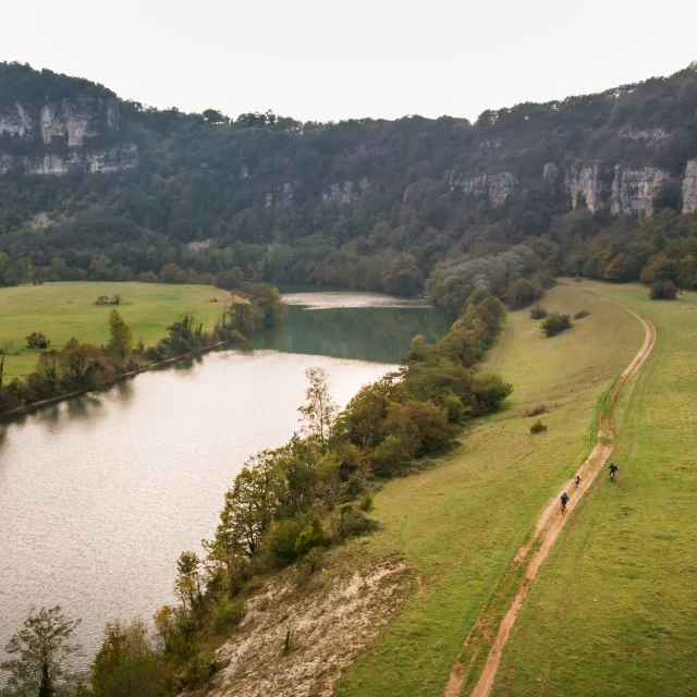 sentier VTT le long de la rivière d'Ain, au pied du rocher du Jarbonnet. Vue sur les gorges de l'Ain. Bourg-en-Bresse destinations
