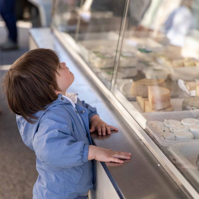 Marché hebdomadaire du village médiéval de Treffort, au pied des montagnes du Revermont à quelques kilomètres de Bourg-en-Bresse. Retrouverez une sélection de produits locaux