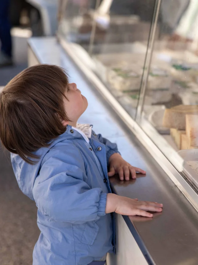 Marché hebdomadaire du village médiéval de Treffort, au pied des montagnes du Revermont à quelques kilomètres de Bourg-en-Bresse. Retrouverez une sélection de produits locaux