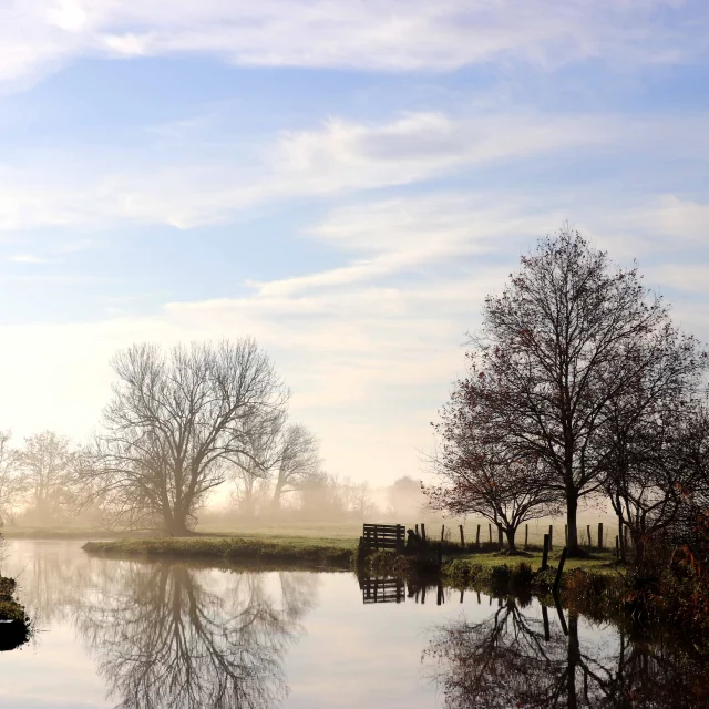 Moulin De Bruno en hiver sur la commune de Jayat à quelques kilomètres de Bourg-en-Bresse. Moulin avec passage de la Reyssouze. Paysage de la plaine de Bresse