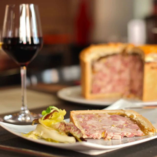 Pâté Croûte maison du restaurant La Coq'hôte à Bourg-en-Bresse - Office de tourisme Bourg-en-Bresse destinations