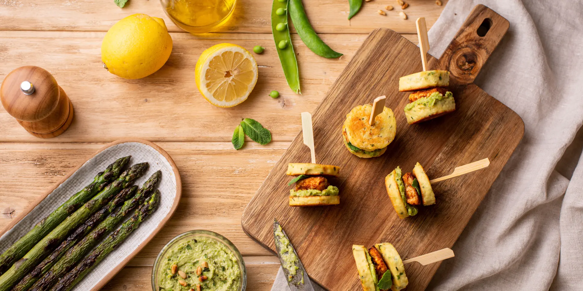 Recette de brochettes de quenelle volaille citron ciboulette épicés et pesto de petits pois à la menthe