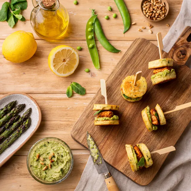 Recette de brochettes de quenelle volaille citron ciboulette épicés et pesto de petits pois à la menthe