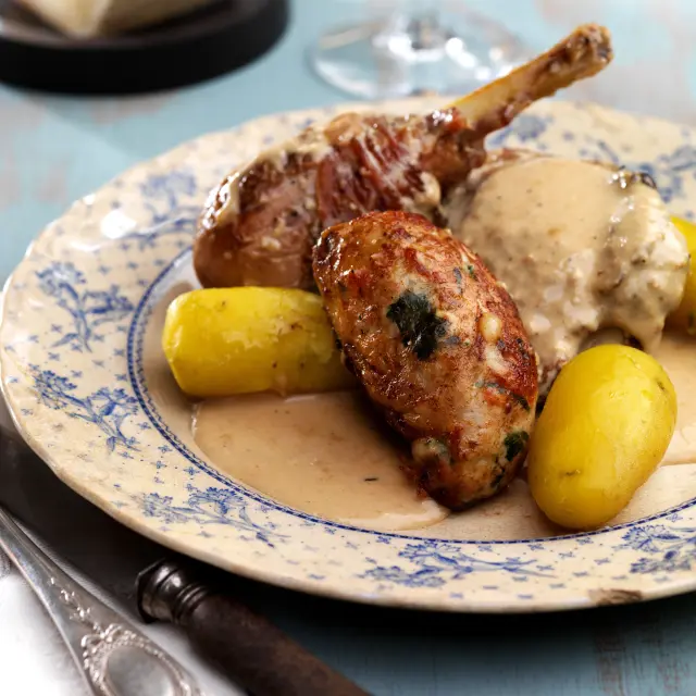 Volaille De Bresse A La Creme De Noix Et De Comte