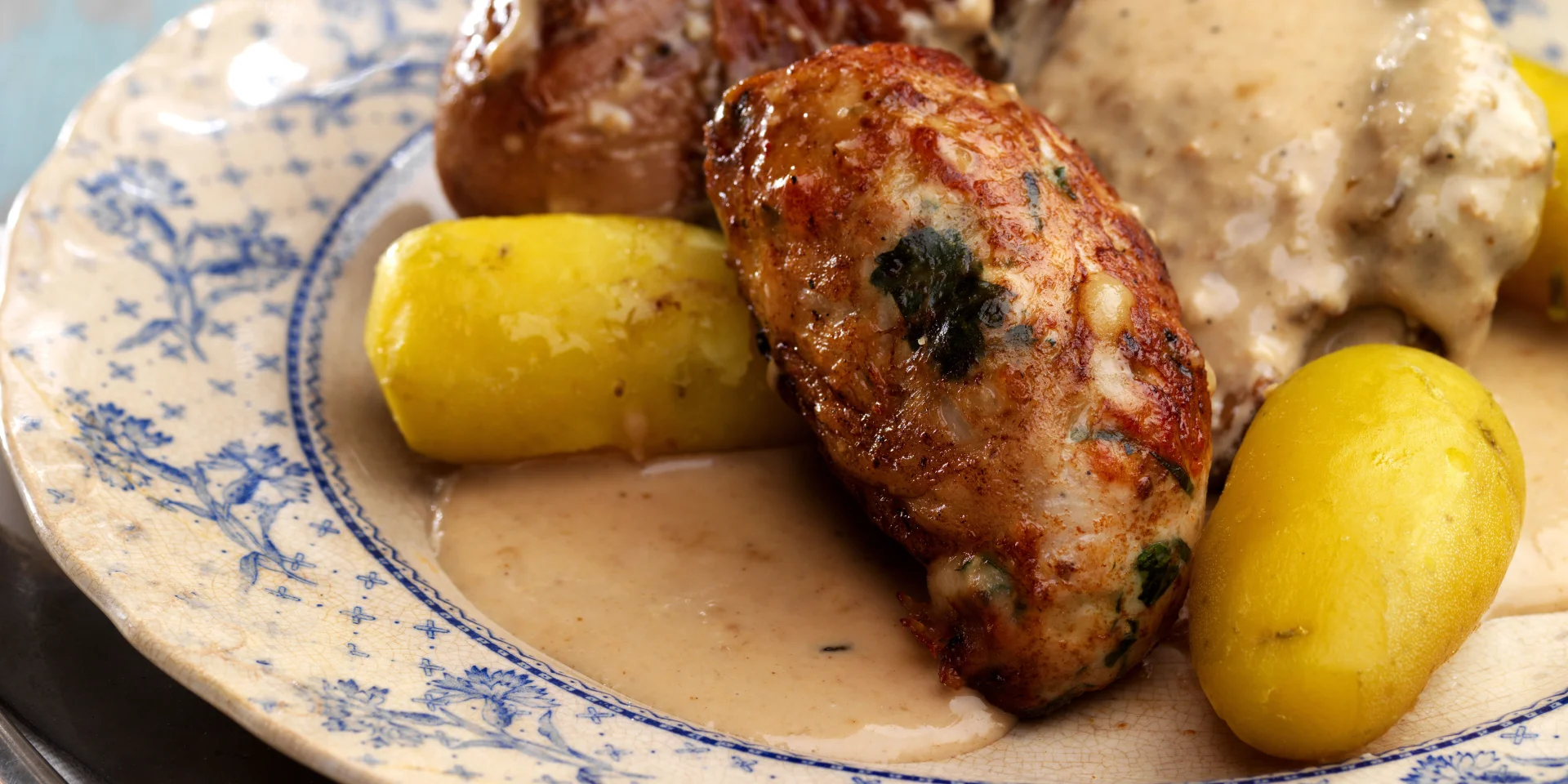 Volaille De Bresse A La Creme De Noix Et De Comte