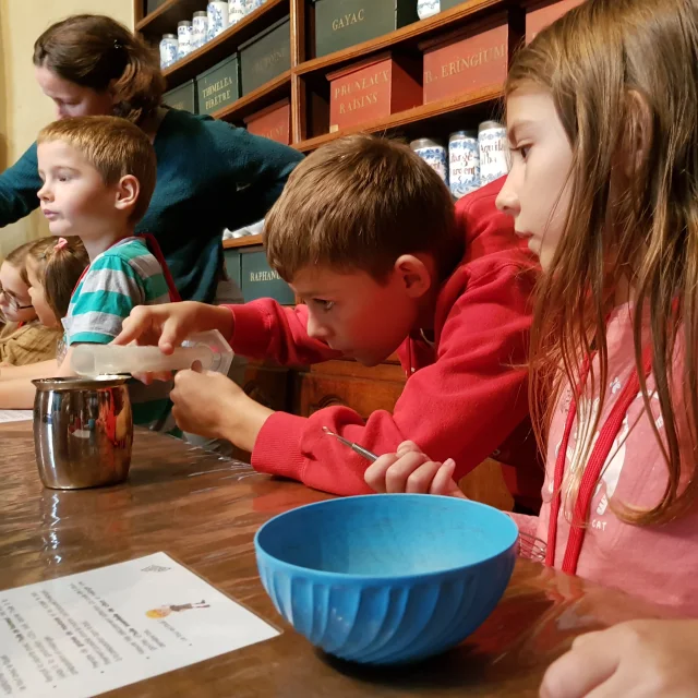 Fifrelin Apothicaire - visite ludique à l'apothicairerie de l'hôtel Dieu de Bourg-en-Bresse pour les enfants avec atelier de manipulation pour jouer les apprentis sorciers