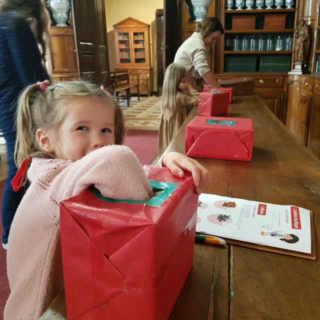 Fifrelin Apothicaire - visite ludique à l'apothicairerie de l'hôtel Dieu de Bourg-en-Bresse pour les enfants avec atelier de manipulation pour jouer les apprentis sorciers