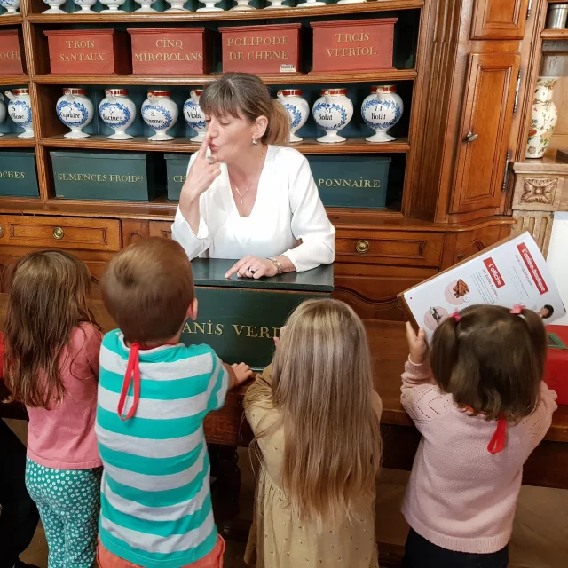 Fifrelin Apothicaire - visite ludique à l'apothicairerie de l'hôtel Dieu de Bourg-en-Bresse pour les enfants avec atelier de manipulation pour jouer les apprentis sorciers