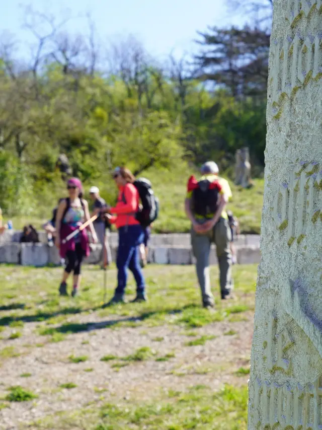Le Sentier Culturel de la Voie des Colporteurs est un projet collectif dans le Revermont (Ain) qui mêle randonnée, art et réflexion sur le monde actuel. Il suit un parcours de 135 km inspiré du livre Le Revers du Monde, traversant 20 communes. Œuvres participatives et événements ponctuent ce chemin ouvert à tous.
