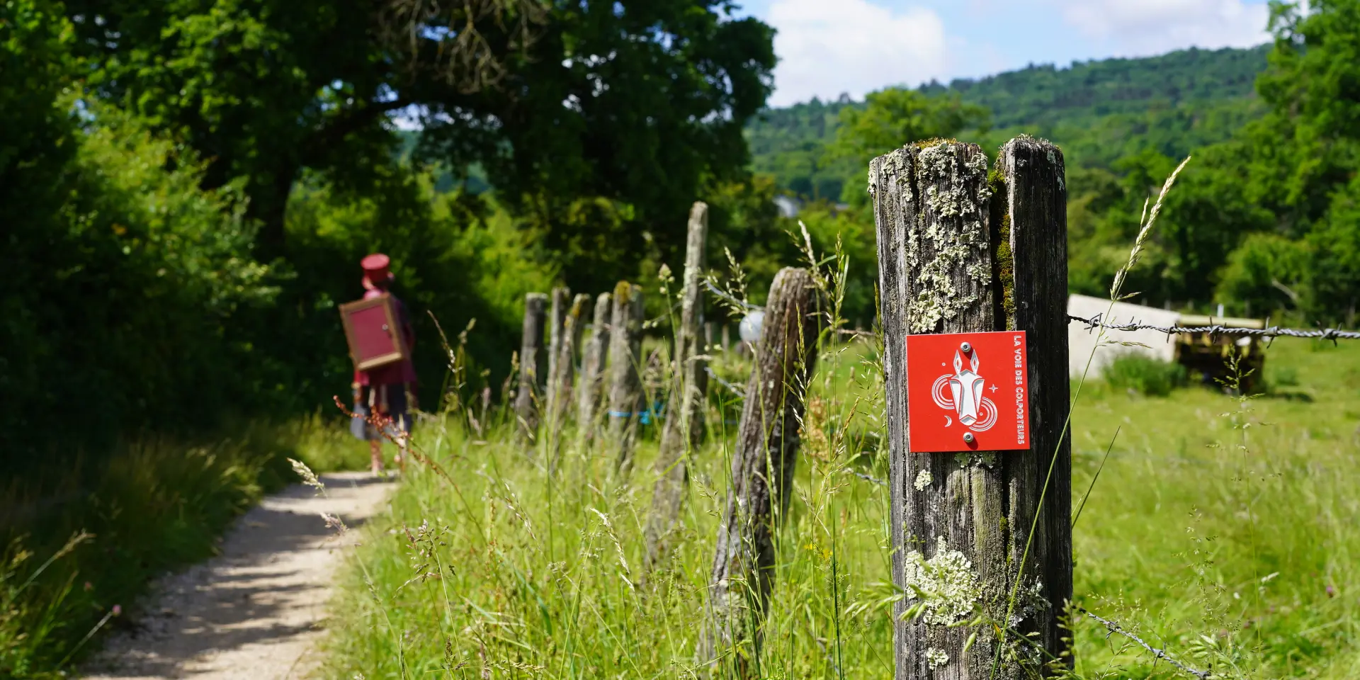 Le Sentier Culturel de la Voie des Colporteurs est un projet collectif dans le Revermont (Ain) qui mêle randonnée, art et réflexion sur le monde actuel. Il suit un parcours de 135 km inspiré du livre Le Revers du Monde, traversant 20 communes. Œuvres participatives et événements ponctuent ce chemin ouvert à tous.