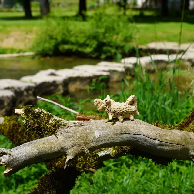 Le Sentier Culturel de la Voie des Colporteurs est un projet collectif dans le Revermont (Ain) qui mêle randonnée, art et réflexion sur le monde actuel. Il suit un parcours de 135 km inspiré du livre Le Revers du Monde, traversant 20 communes. Œuvres participatives et événements ponctuent ce chemin ouvert à tous.