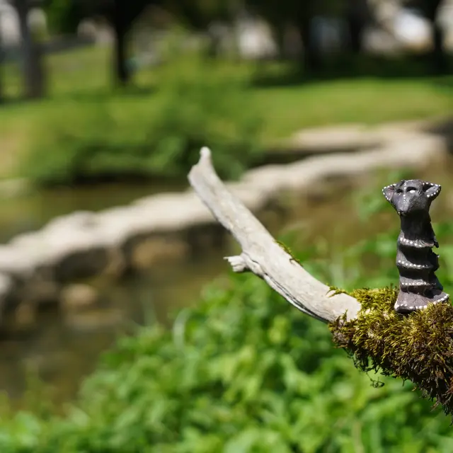 Le Sentier Culturel de la Voie des Colporteurs est un projet collectif dans le Revermont (Ain) qui mêle randonnée, art et réflexion sur le monde actuel. Il suit un parcours de 135 km inspiré du livre Le Revers du Monde, traversant 20 communes. Œuvres participatives et événements ponctuent ce chemin ouvert à tous.