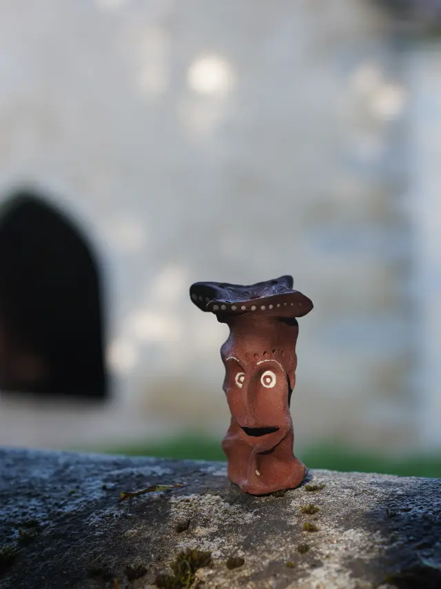 Le Sentier Culturel de la Voie des Colporteurs est un projet collectif dans le Revermont (Ain) qui mêle randonnée, art et réflexion sur le monde actuel. Il suit un parcours de 135 km inspiré du livre Le Revers du Monde, traversant 20 communes. Œuvres participatives et événements ponctuent ce chemin ouvert à tous.