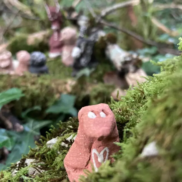 Le Sentier Culturel de la Voie des Colporteurs est un projet collectif dans le Revermont (Ain) qui mêle randonnée, art et réflexion sur le monde actuel. Il suit un parcours de 135 km inspiré du livre Le Revers du Monde, traversant 20 communes. Œuvres participatives et événements ponctuent ce chemin ouvert à tous.