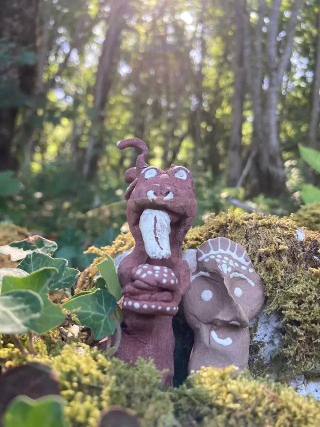 Le Sentier Culturel de la Voie des Colporteurs est un projet collectif dans le Revermont (Ain) qui mêle randonnée, art et réflexion sur le monde actuel. Il suit un parcours de 135 km inspiré du livre Le Revers du Monde, traversant 20 communes. Œuvres participatives et événements ponctuent ce chemin ouvert à tous.