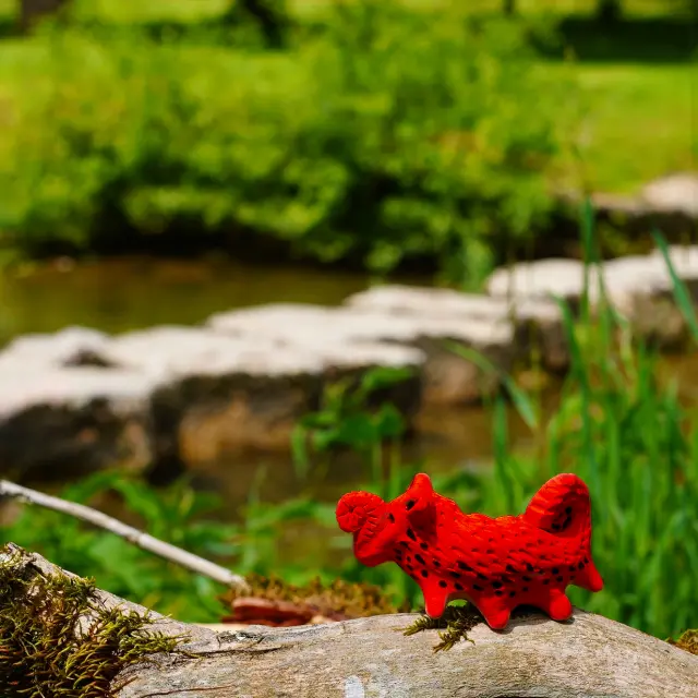 Le Sentier Culturel de la Voie des Colporteurs est un projet collectif dans le Revermont (Ain) qui mêle randonnée, art et réflexion sur le monde actuel. Il suit un parcours de 135 km inspiré du livre Le Revers du Monde, traversant 20 communes. Œuvres participatives et événements ponctuent ce chemin ouvert à tous.