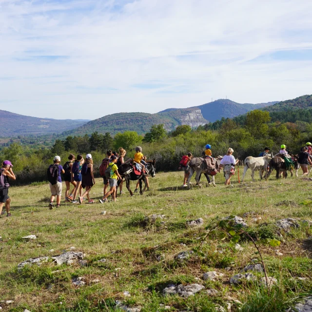 Le Sentier Culturel de la Voie des Colporteurs est un projet collectif dans le Revermont (Ain) qui mêle randonnée, art et réflexion sur le monde actuel. Il suit un parcours de 135 km inspiré du livre Le Revers du Monde, traversant 20 communes. Œuvres participatives et événements ponctuent ce chemin ouvert à tous.