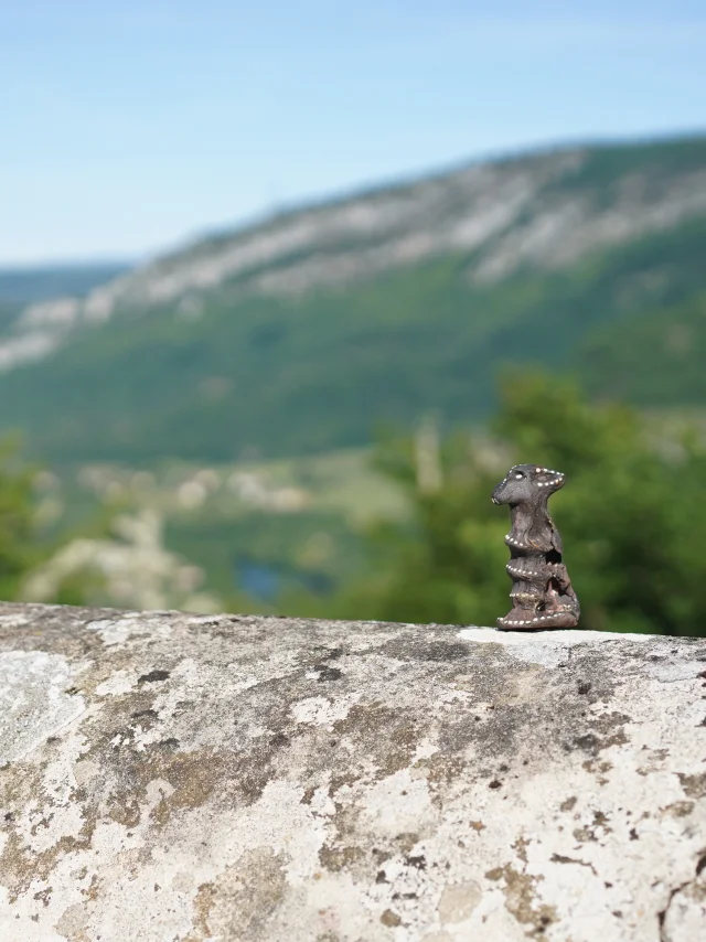 Le Sentier Culturel de la Voie des Colporteurs est un projet collectif dans le Revermont (Ain) qui mêle randonnée, art et réflexion sur le monde actuel. Il suit un parcours de 135 km inspiré du livre Le Revers du Monde, traversant 20 communes. Œuvres participatives et événements ponctuent ce chemin ouvert à tous.