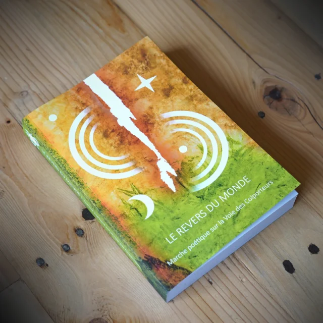 Le Sentier Culturel de la Voie des Colporteurs est un projet collectif dans le Revermont (Ain) qui mêle randonnée, art et réflexion sur le monde actuel. Il suit un parcours de 135 km inspiré du livre Le Revers du Monde, traversant 20 communes. Œuvres participatives et événements ponctuent ce chemin ouvert à tous.