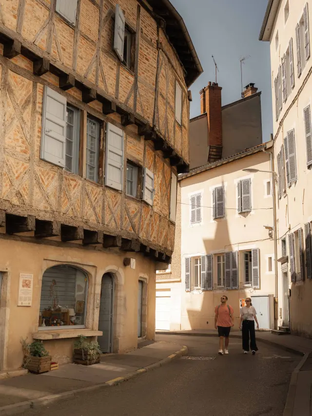 Visite des quartiers anciens à Bourg-en-Bresse - Rue Lalande - Maison médiévale à encorbellement