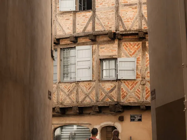 Visite des quartiers anciens à Bourg-en-Bresse - Rue Lalande - Maison médiévale à encorbellement