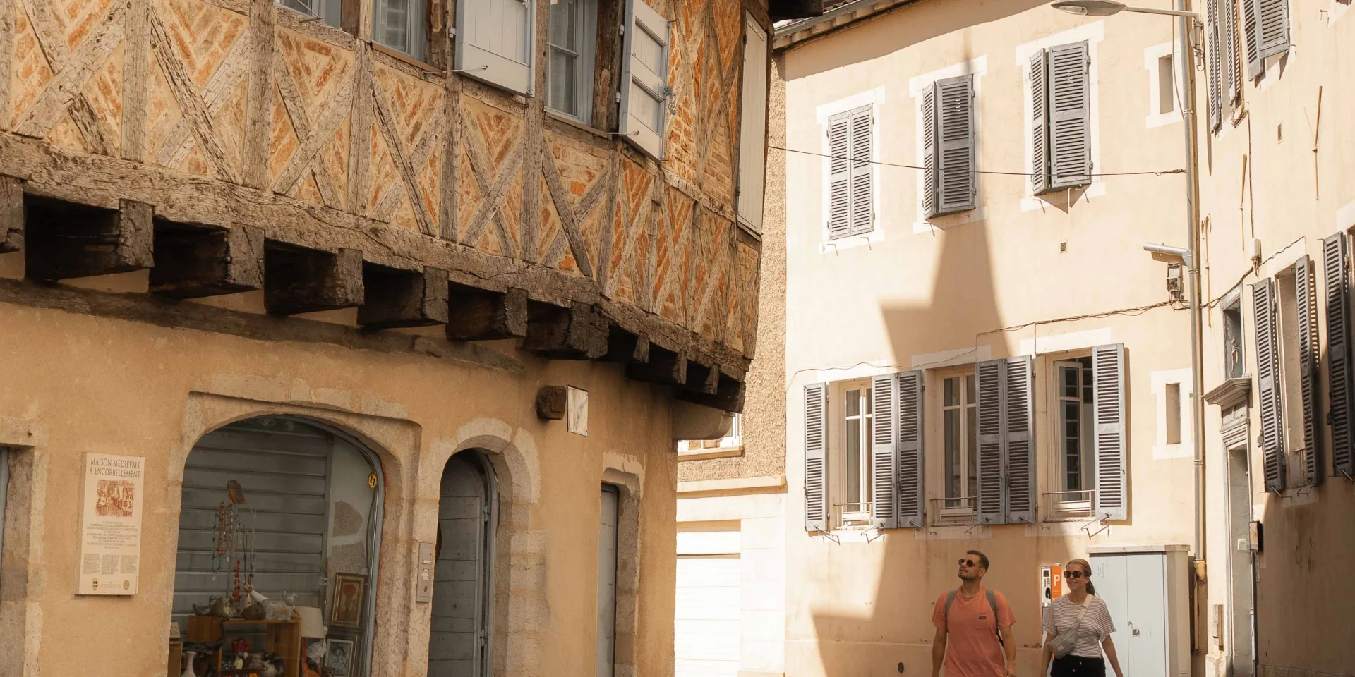 Visite des quartiers anciens à Bourg-en-Bresse - Rue Lalande - Maison médiévale à encorbellement