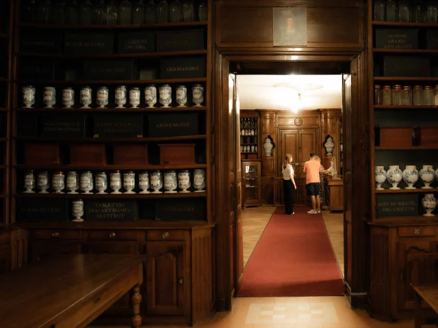 L'Officine et l'arrière boutique de l'Apothicairerie de Bourg-en-Bresse