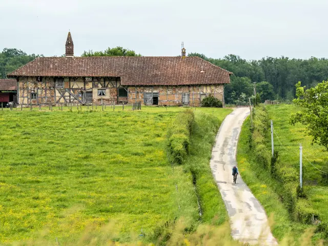 Vtt en Bresse, passage devant une ferme Bressane