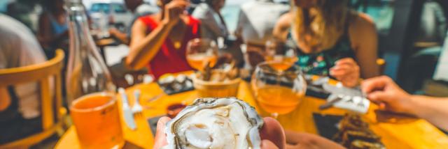 Oyster tasting in a restaurant in Cancale