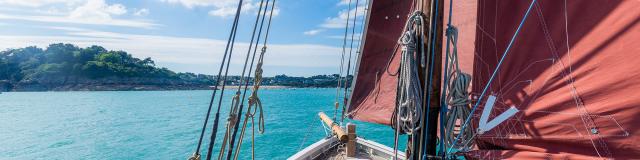 Balade corsaire sur la Côte d'Emeraude à bord d'un vieux gréement breton