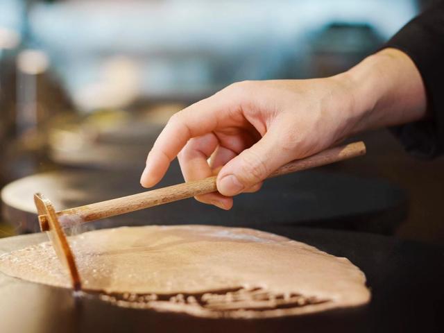 Le geste du crêpier à l'Atelier de la Crêpe à Saint-Malo