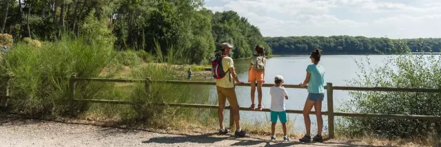 Famille en balade autour du lac de Trémelin en Bretagne