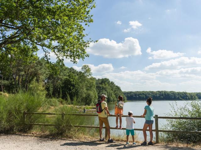 Famille en balade autour du lac de Trémelin en Bretagne