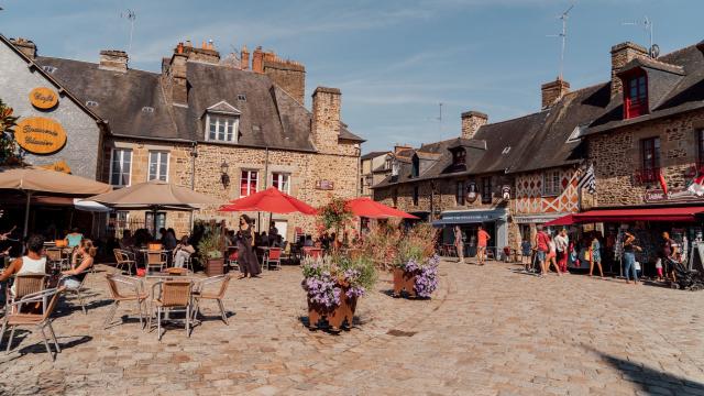 Terrasses, place du Château à Fougères