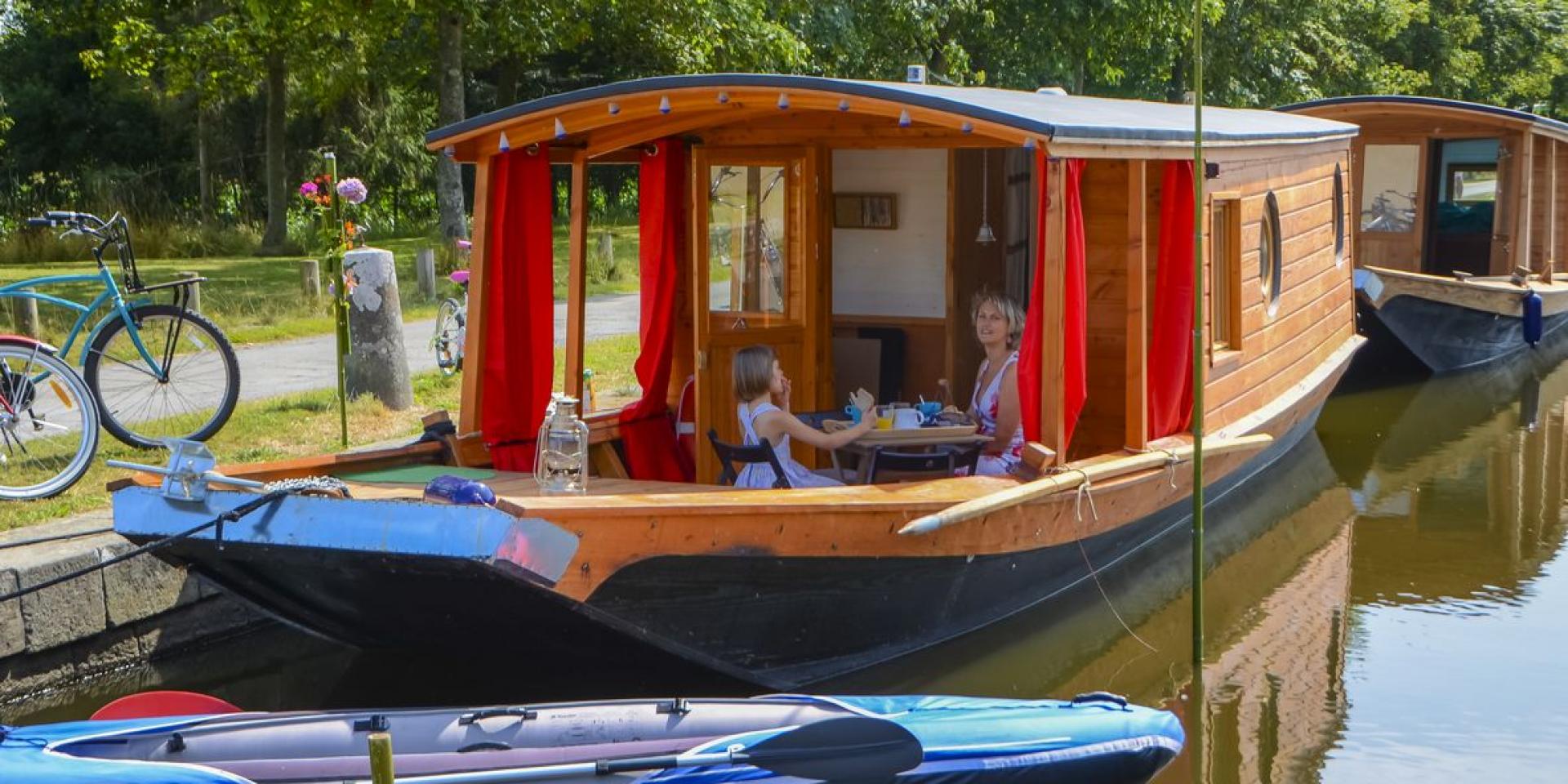 Ille Flottante unusual accommodation, la petite Madeleine in Hédé-Bazouges
