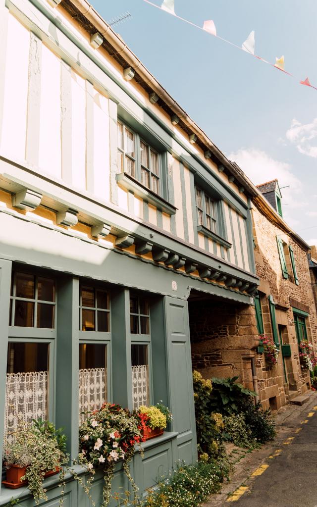 Rue de l'Église à Bazouges-la-Pérouse