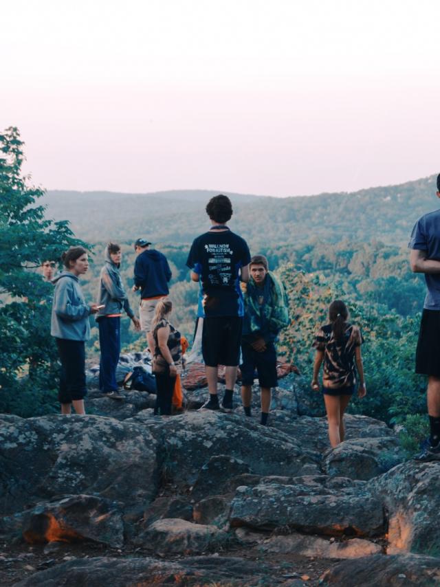 Groupe de personnes en voyage