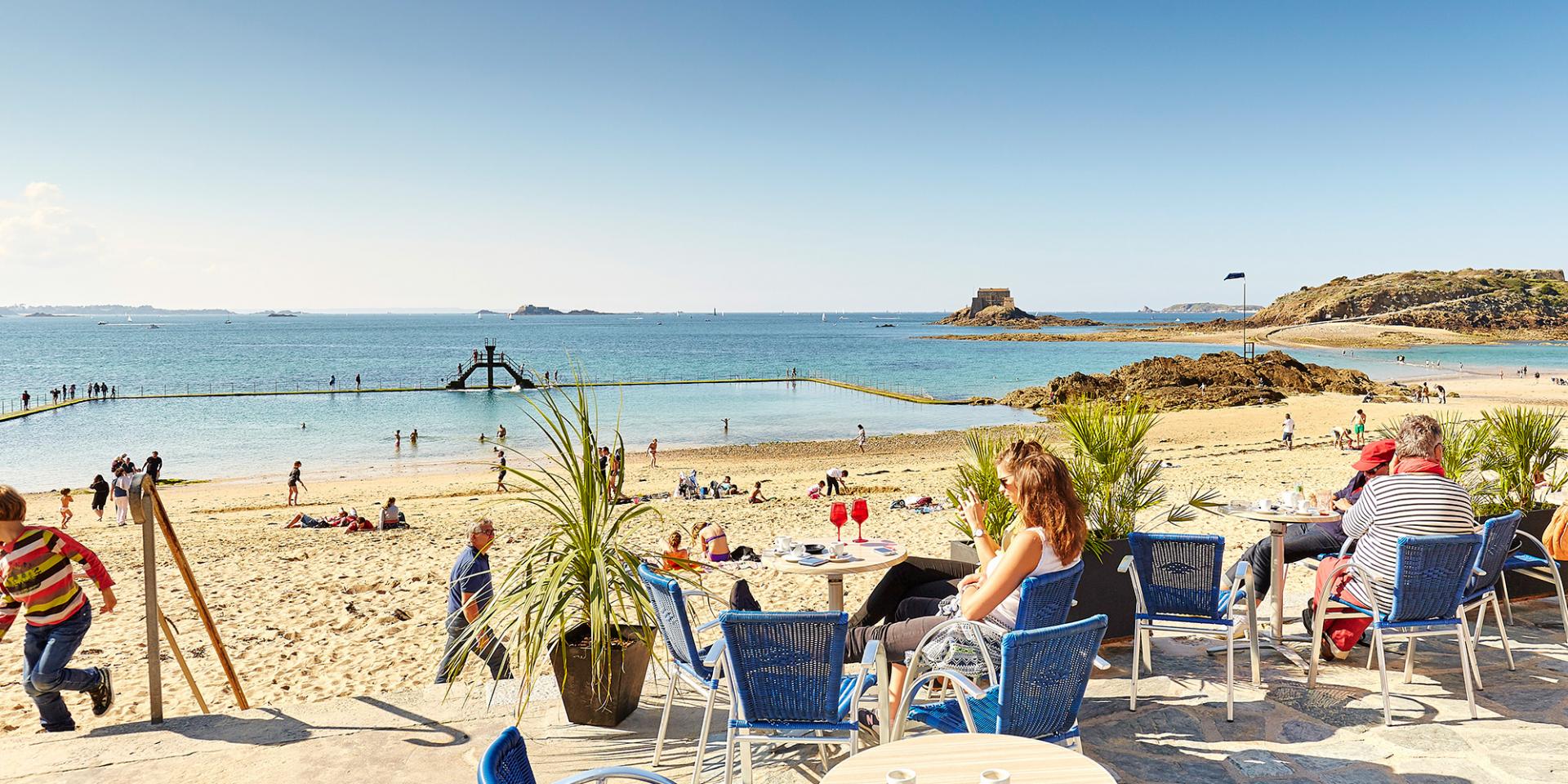 Break on a terrace in Saint-Malo