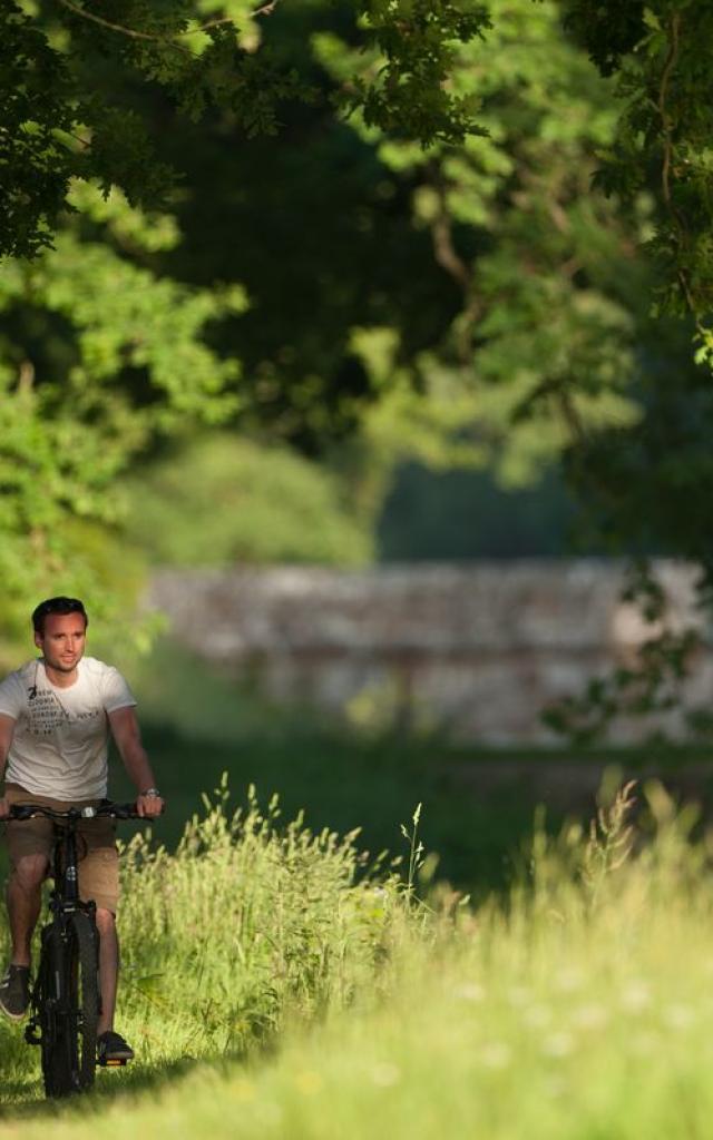 Balade à vélo sur les bords du canal d'Ille-et-Rance à Hédé-Bazouges