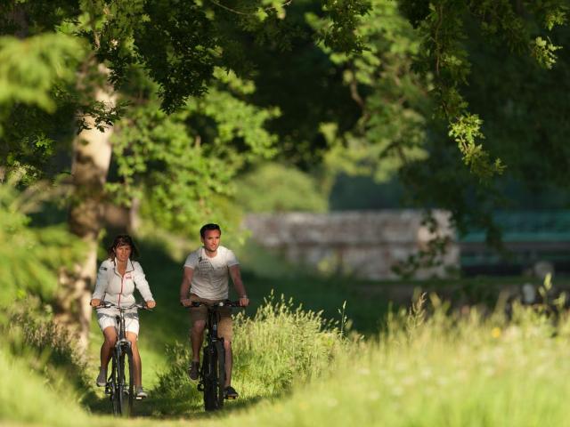 Balade à vélo sur les bords du canal d'Ille-et-Rance à Hédé-Bazouges