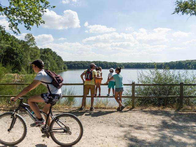 Balade en famille au lac de Trémelin