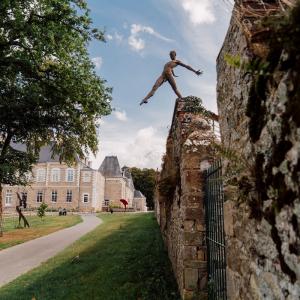 Sculpture devant le château des Pères à Piré-Chancé